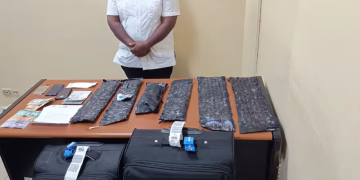 DNCD captura a extranjero con seis paquetes de cocaína en Aeropuerto del Cibao