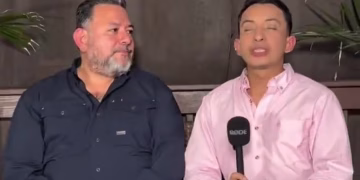 Pastor gay presenta a su esposo y dice que no se arrepiente de lo que es