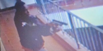 Policía Nacional persigue hombre que hirió de bala a mujer en negocio de la Lincoln; incidente está bajo investigación