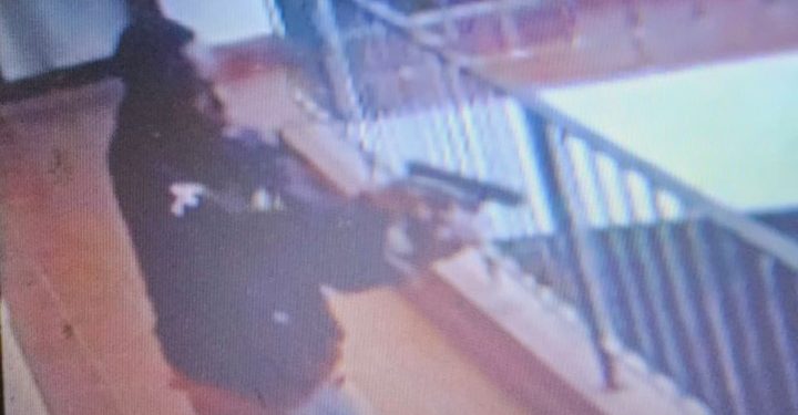Policía Nacional persigue hombre que hirió de bala a mujer en negocio de la Lincoln; incidente está bajo investigación