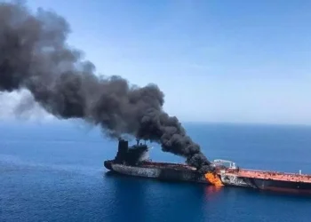 Irán dice que dos petroleros explotaron en el estrecho de Ormuz el domingo por la noche