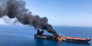Irán dice que dos petroleros explotaron en el estrecho de Ormuz el domingo por la noche