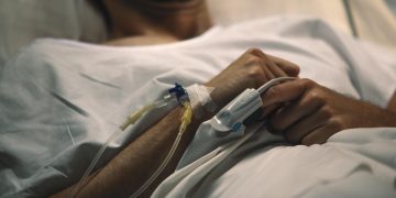 Francia aprueba ley que permite la eutanasia para pacientes con enfermedades terminales