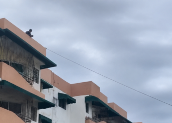Policía investiga muerte de hombre que tras huir sin pagar un servicio de motoconcho, impactó una puerta de cristal en el sector Solimar, del Distrito Nacional