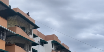Policía investiga muerte de hombre que tras huir sin pagar un servicio de motoconcho, impactó una puerta de cristal en el sector Solimar, del Distrito Nacional