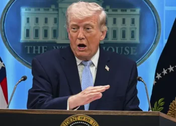 Trump dice que EE.UU. se convertirá en el "guardián" de Ormuz y pide una "compensación"