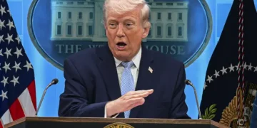 Trump dice que EE.UU. se convertirá en el "guardián" de Ormuz y pide una "compensación"
