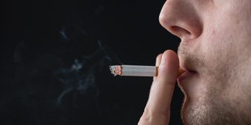 España aprueba endurecer la ley antitabaco, que prohíbe fumar en terrazas y playas