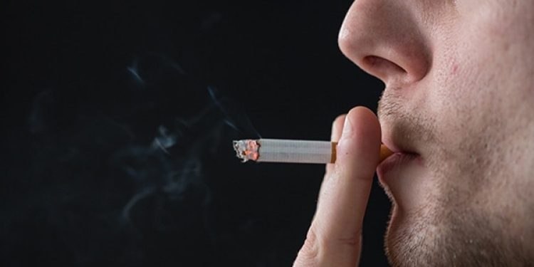 España aprueba endurecer la ley antitabaco, que prohíbe fumar en terrazas y playas