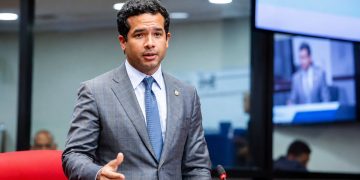 Omar Fernández critica rapidez para aumentar impuestos y lentitud para aliviar la carga tributaria
