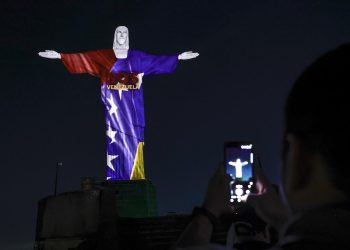 El Cristo de Río de Janeiro rinde homenaje a las víctimas de los terremotos en Venezuela
