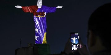 El Cristo de Río de Janeiro rinde homenaje a las víctimas de los terremotos en Venezuela