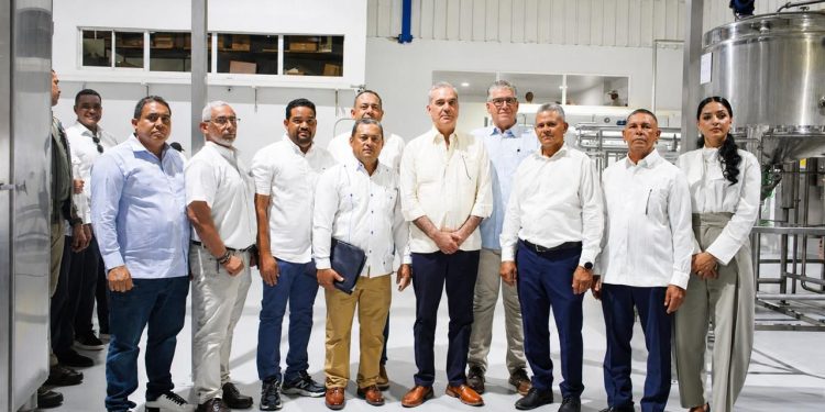 COOPFEDEGANO presenta al presidente Abinader avances de su planta procesadora de leche