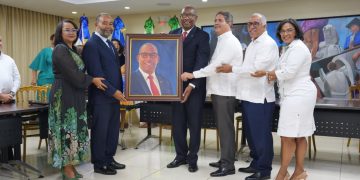 COOEPROUASD reconoce al rector Editrudis Beltrán por fortalecer el cooperativismo universitario