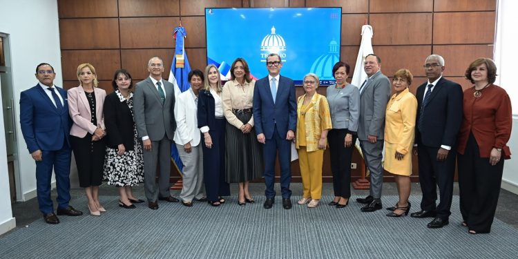 Ministro de Trabajo recibe propuesta para no discriminación de empleo por edad