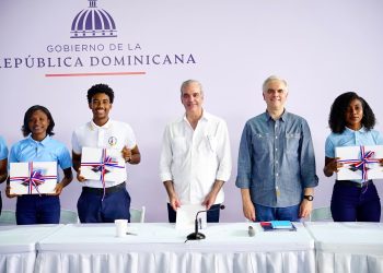 Presidente Abinader escucha estudiantes de Samaná y anuncia acciones para fortalecer la educación 