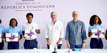 Presidente Abinader escucha estudiantes de Samaná y anuncia acciones para fortalecer la educación 