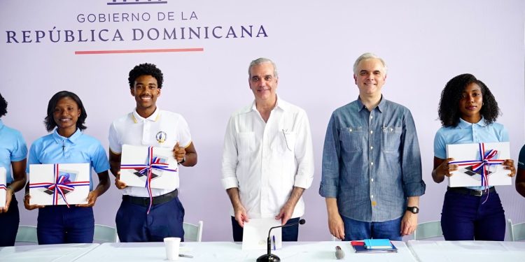 Presidente Abinader escucha estudiantes de Samaná y anuncia acciones para fortalecer la educación