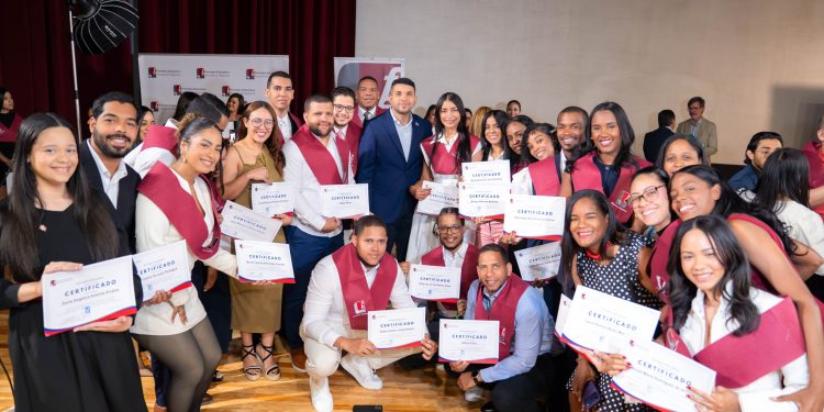Ministerio de la Juventud encabeza en España la graduación de 373 profesionales de Formato Educativo, de los cuales más de 150 fueron becados por el Ministerio de la Juventud