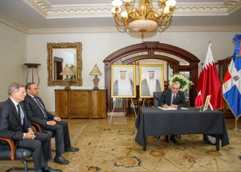 Abinader firma libro de condolencias por el fallecimiento de Su Alteza el Emir Padre, Sheikh Hamad Bin Khalifa Al Thani