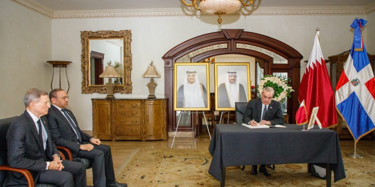 Abinader firma libro de condolencias por el fallecimiento de Su Alteza el Emir Padre, Sheikh Hamad Bin Khalifa Al Thani