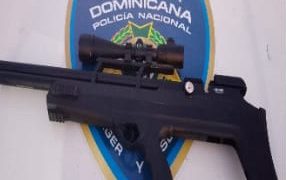 Por amenazar con un rifle a una pareja PN detiene mujer Guerra