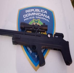 Por amenazar con un rifle a una pareja PN detiene mujer Guerra
