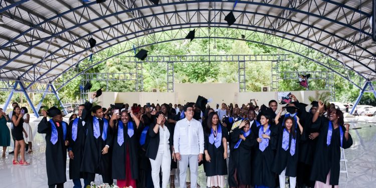 Fellito Suberví encabeza graduación de 24 nuevos bachilleres técnicos del Liceo CAASD.