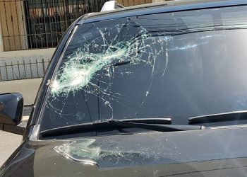 Continúan lanzando piedras a vehículos en Las Americas