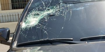 Continúan lanzando piedras a vehículos en Las Americas