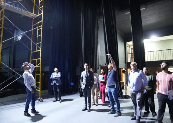 Roberto Ángel supervisa trabajos de remodelación en la Sala Manuel Rueda y las Escuelas de Bellas Artes