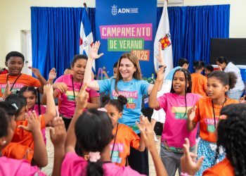 Carolina Mejía comparte con cientos de niños en el Campamento de Verano del Distrito Nacional