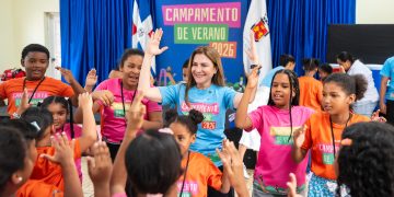 Carolina Mejía comparte con cientos de niños en el Campamento de Verano del Distrito Nacional