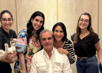 Raquel Arbaje destaca el amor y sacrificio de los padres dominicanos en su día