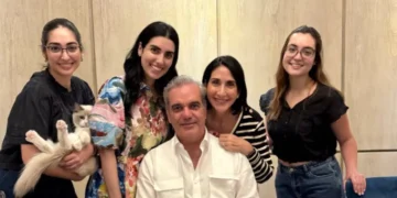 Raquel Arbaje destaca el amor y sacrificio de los padres dominicanos en su día