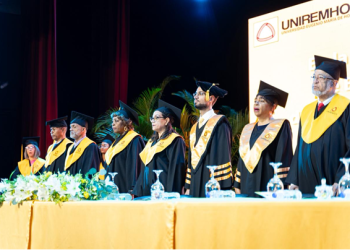 La universidad UNIREMHOS celebró  su sexagésima séptima graduación ordinaria con 612 nuevos profesionales; 374 pertenecen a enfermería
