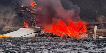 Rescatan a 11 personas tras estrellarse un hidroavión frente a la costa de Washington