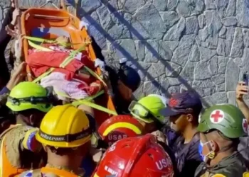 Rescatistas luchan por sacar de escombros a venezolano vivo siete días