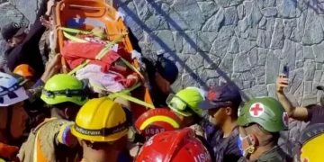 Rescatistas luchan por sacar de escombros a venezolano vivo siete días