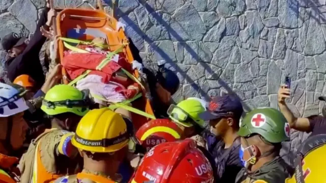 Rescatistas luchan por sacar de escombros a venezolano vivo siete días
