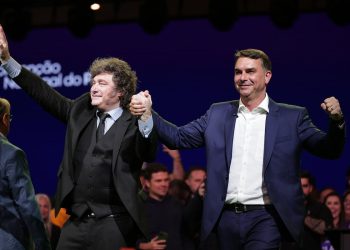 Milei arremete contra Lula en Brasil y llama a “parar la basura socialista”