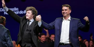 Milei arremete contra Lula en Brasil y llama a “parar la basura socialista”