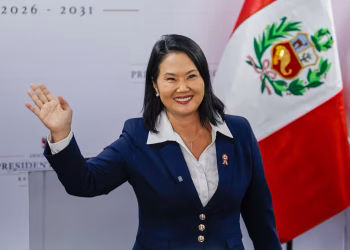 Fujimori asume la presidencia de Perú con el desafío de estabilizar la política, pero enfrenta un reto fuera de lo común