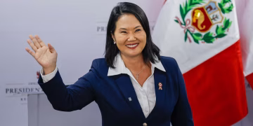 Fujimori asume la presidencia de Perú con el desafío de estabilizar la política, pero enfrenta un reto fuera de lo común