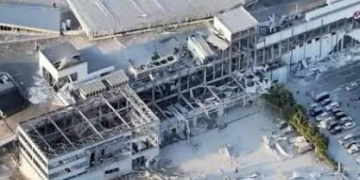 Colapsa un centro comercial con personas atrapadas tras terremoto 7,1 en Japón