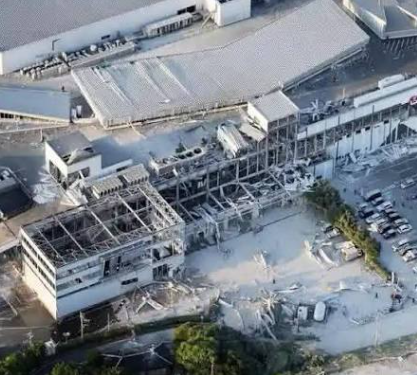 Colapsa un centro comercial con personas atrapadas tras terremoto 7,1 en Japón