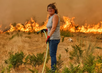 Al menos 11 muertos y 19 desaparecidos en el incendio más letal de las últimas décadas en España