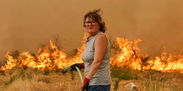 Al menos 11 muertos y 19 desaparecidos en el incendio más letal de las últimas décadas en España