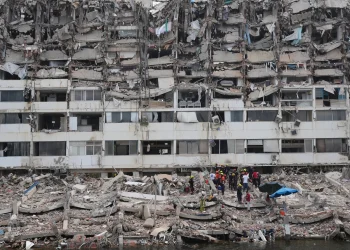 Venezuela demuele el primer edificio en la región devastada por los recientes terremotos
