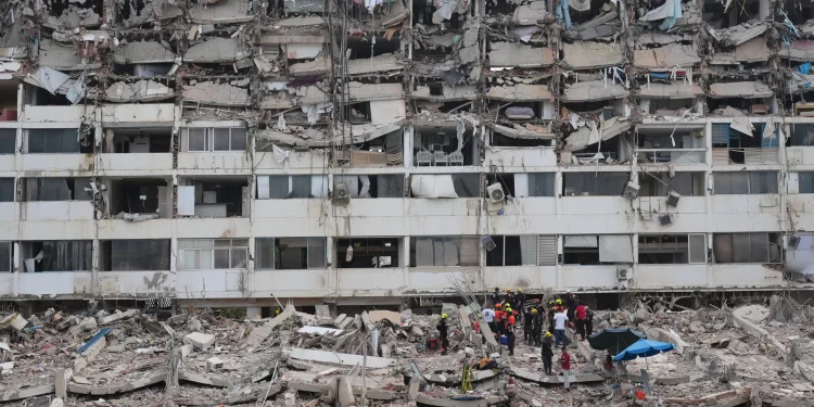 Venezuela demuele el primer edificio en la región devastada por los recientes terremotos